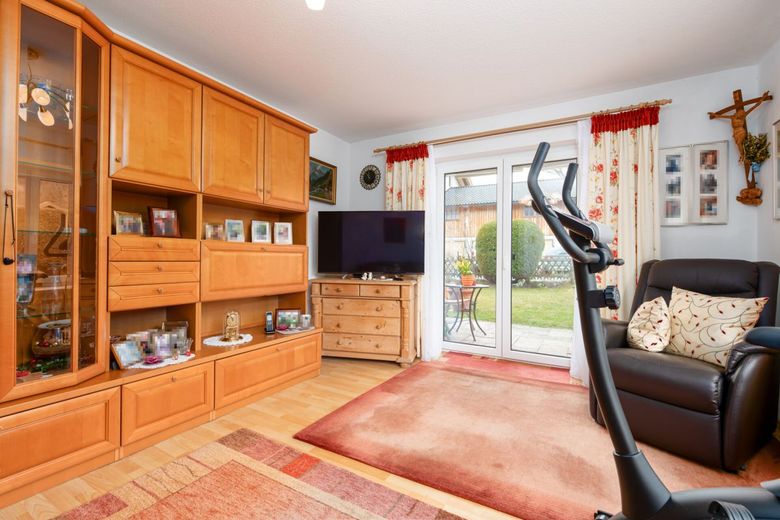 3-Zimmer-Erdgeschosswohnung in Wallgau mit Terrasse, Hobbyraum &amp; Garage – Wohnzimmer Ansicht 1
