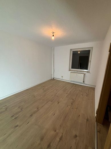Faktor 16,67 - Dach des MFHs neu - Wohnung renoviert - seltene Chance! – Wohnzimmer