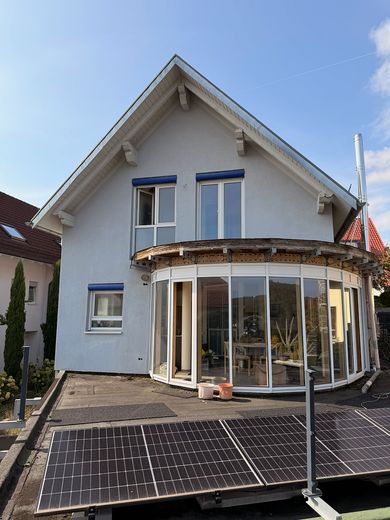 Dom jednorodzinny o wyjątkowej architekturze i dużym potencjale – Aussenansicht