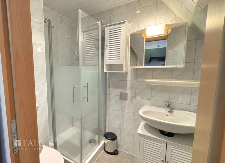 ***Ostsee-Flair genießen - Doppelhaushälfte mit zwei separaten Wohneinheiten*** – Badezimmer I OG