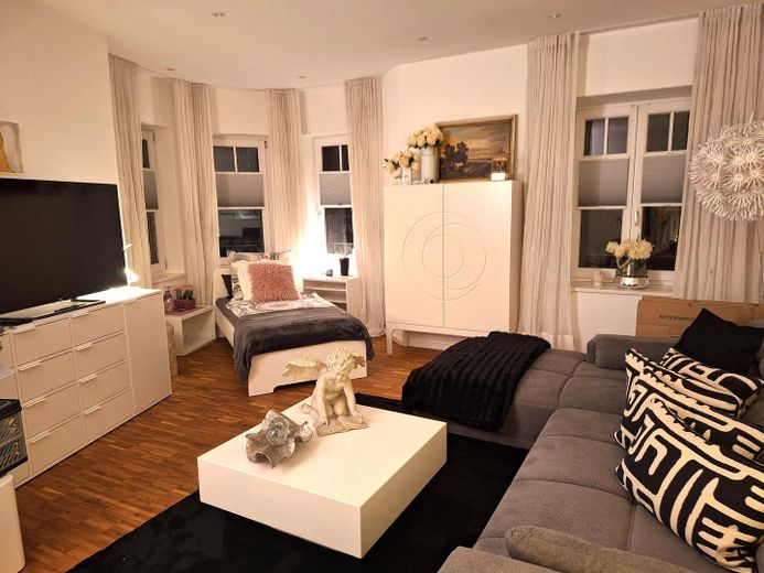 Möblierte, großzügige 2 Zimmer-Wohnung, WG-geeignet, Innenstadt, Südbalkon – Wohnzimmer - optional mit Bett