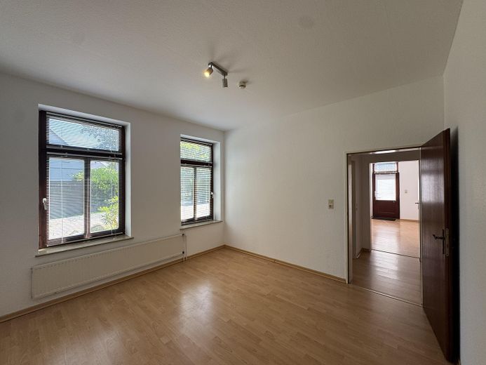 Für junge, berufstätige Personen. Erdgeschoßwohnung mit Garten, 2 ZKB, EBK, AR, Carport mit AR – Schlafzimmer
