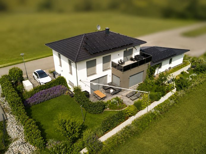 Esclusiva casa unifamiliare KFW 40+ con appartamento indipendente e ampio giardino – Ansicht Süd-West