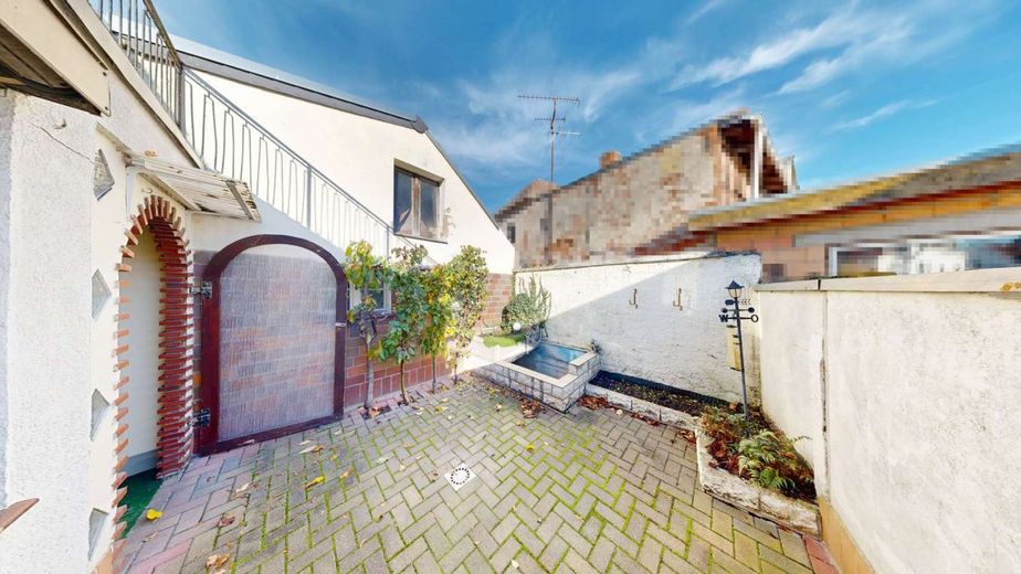 Behagliches Einfamilienhaus mit Balkon, Kamin &amp; Nebengebäude - perfekt für ruhiges, zentrales Wohnen – Innenhof