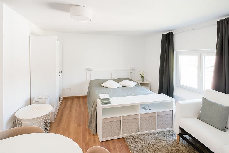 EOS urban living – Appartement meublé d’une pièce dans le Nordend – Wohn-/Schlafraum 