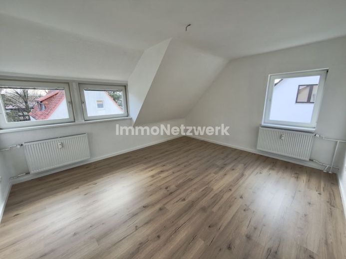 Vollrenovierte 3 Zimmer Wohnung im Greitweg, modernisiertes Bad mit Wanne zum 1.2.26 – Wohnzimmer