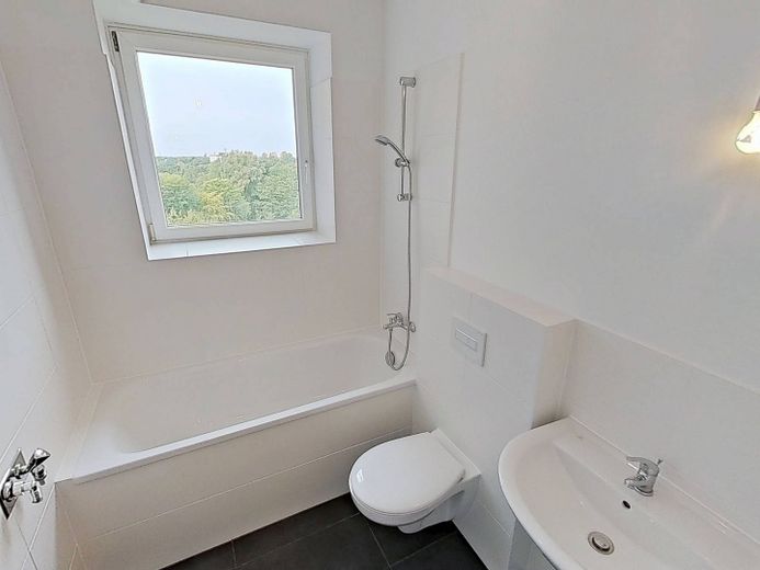 Große 4-Zi.-Whg. mit BALKON und Wannenbad in Lübeck-Buntekuh – Bad