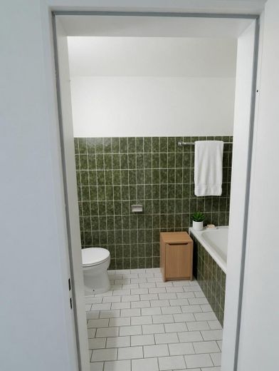 3-Zimmer-Wohnung mit Südbalkon & 2 Bädern in ruhiger Innenhoflage - Sendling Westpark – Badezimmer