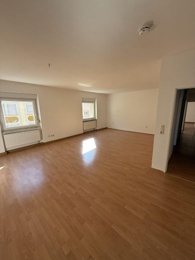 4-Zimmer-Wohnung mit 2 Balkonen in zentraler Lage von Schweinfurt – Wohnzimmer