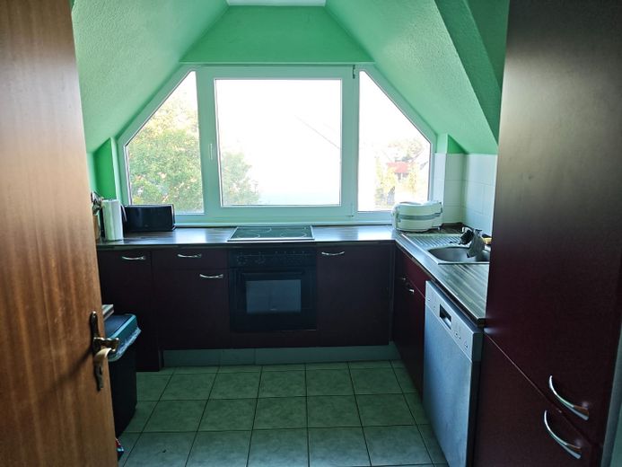 Bellissimo appartamento mansardato su 2 piani in una casa ben tenuta con balcone, cucina, posto auto – Küche
