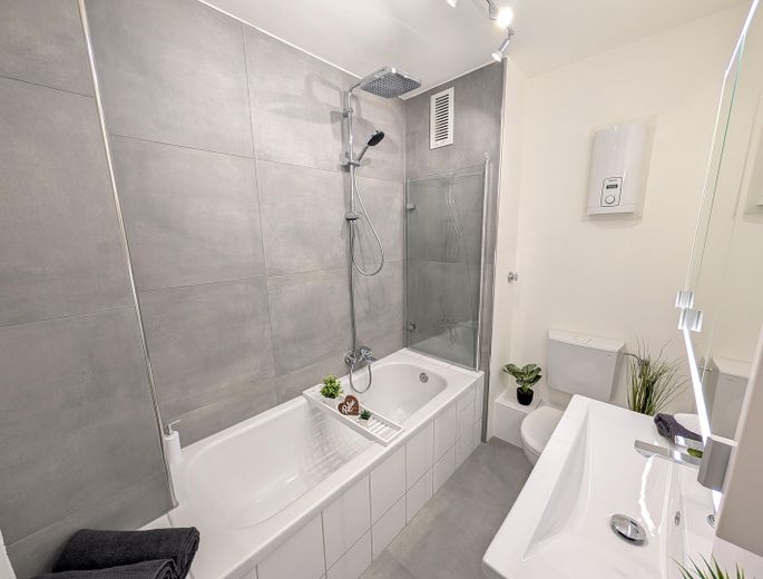 PROVISIONSFREI - sofort einziehen - Helle 3-Zimmerwohnung mit Blick zur Pfalz, komplett renoviert – Badezimmer