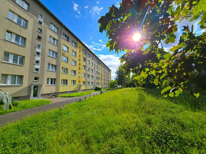 mitten im Ensemble gelegen