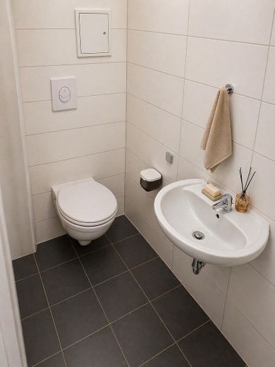 Kernsanierte 4-Zimmerwohnung mit separatem Esszimmer in Zeitz – Gästetoilette