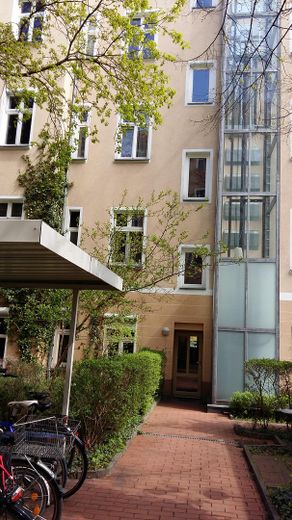 Stilvoll modernisierte Altbauwohnung mit Balkon im beliebten Florakiez – Hinterhof