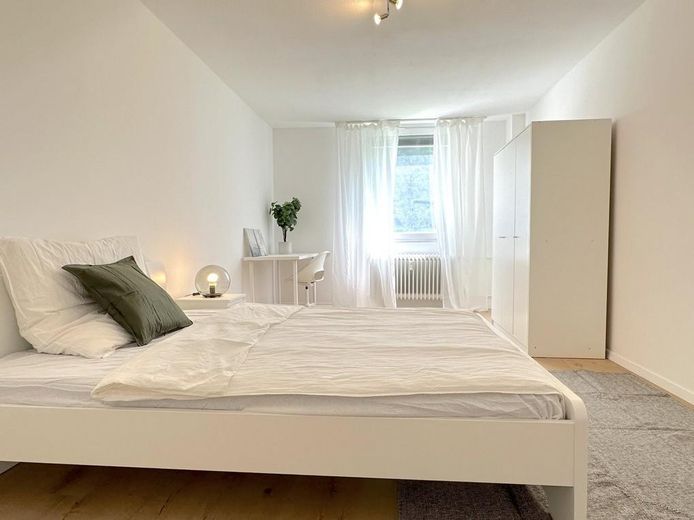 Möbliertes WG-Zimmer (15 m²) mit Loggia in Heidelberg-Emmertsgrund – Zimmer mit Kleiderschrank