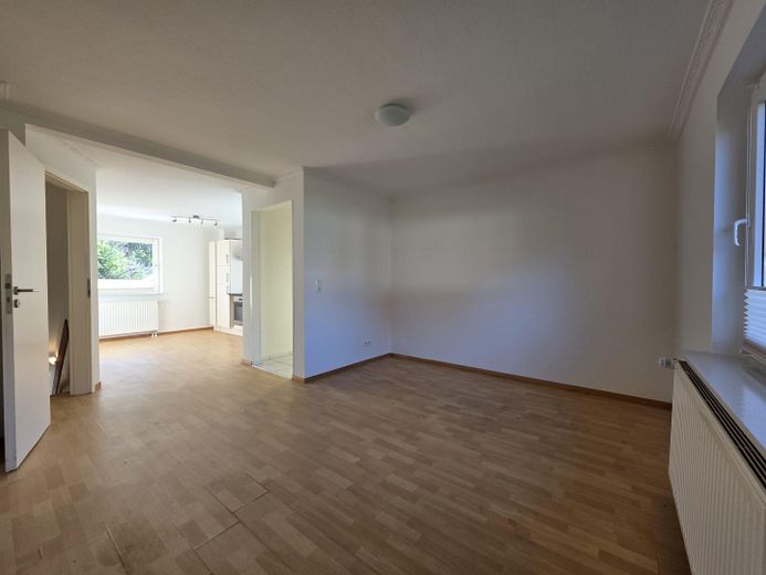 Charmante Haushälfte in guter Lage mit Garten – einzugsbereit, ohne Provision. – Wohnzimmer (Erdgeschoss)