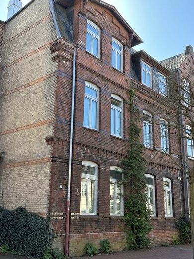 Historisches Stadthaus mit 4 Wohneinheiten, Garten und Ostseeblick – 160 m zum Meer – Außen: Hausfront seitlich