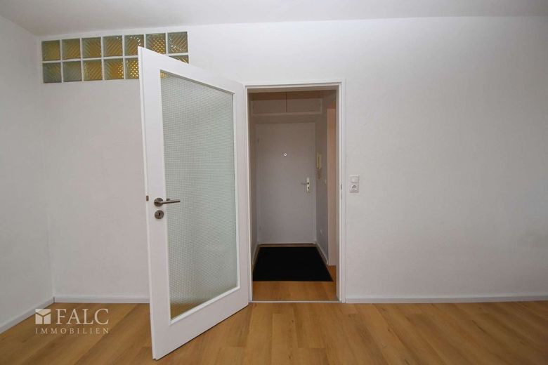 Moderne Single-Wohnung mit Balkon-Blick über Kriftel – Blick zum Flur