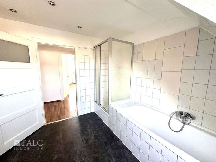 Historisches Ambiente: Großzügige DG-Wohnung! – Badezimmer