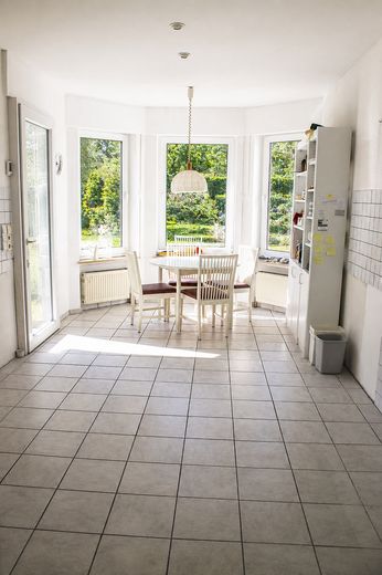 Affascinante villa su un ampio terreno divisibile, con alberi secolari e posizione elevata senza possibilità di edificazione antistante – Küche EG mit Zugang zum Garten