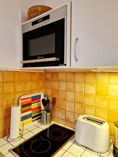 Nähe Waldfriedhof: Möblierte 2-Zimmer Wohnung im EG, kleine Anlage m. Terrasse – Küche