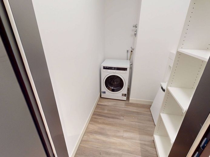 URBAN BASE: Vollmöbliertes 2-Zimmer-Apartment mit EBK, BALKON, ALL-IN-MIETE, UVM. im Wiesbadener Stadtzentrum – Abstell-/Waschraum in der Woh…