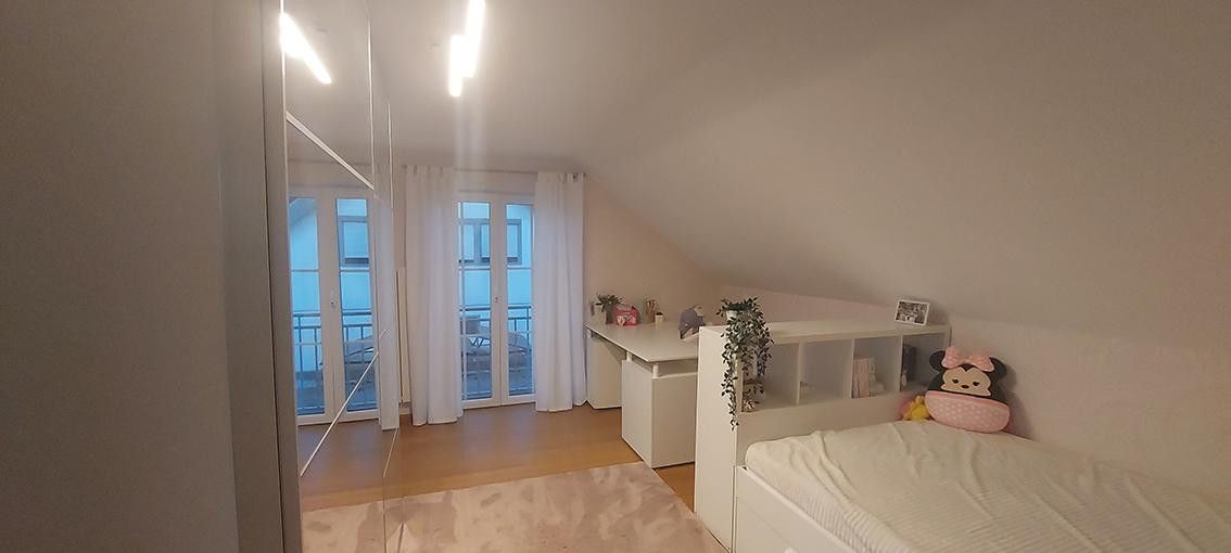 Geräumiges und modernisiertes 8-Zimmer-Einfamilienhaus mit geh. Innenausstattung in bester Lage – Schlafzimmer 1 OG
