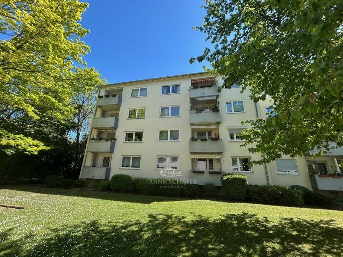 FRANK SCHÄFER IMMOBILIEN - attraktive ETW in MZ-Hechtsheim für Eigennutzer o. clevere Kapitalanleger – Hausansicht Rückseite