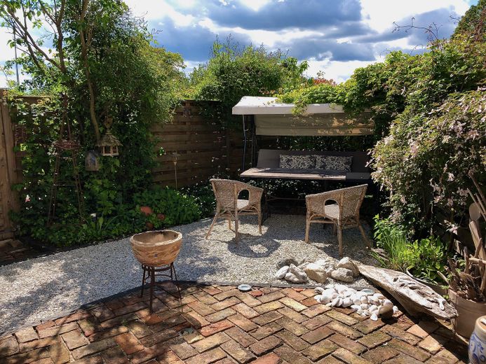 Sonniges Reihenendhaus mit Atelier - ruhige, familienfreundliche Lage, Garten & Blick über Skyline – Kleine Terrasse Westen