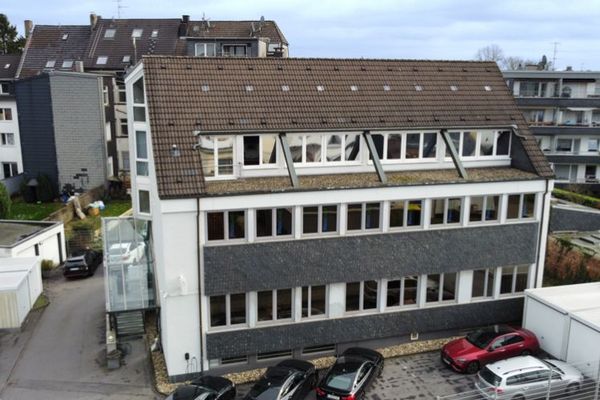 BESTENS vermietetes BÜROHAUS 
in RUHIGER aber ZENTRALER LAGE von SOLINGEN