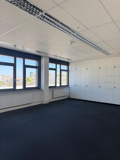 270 m² Bürofläche | Stuttgart-Vaihingen | flexibel nutzbar | sofort frei | provisionsfrei – Heller Raum mit Einbauschränke