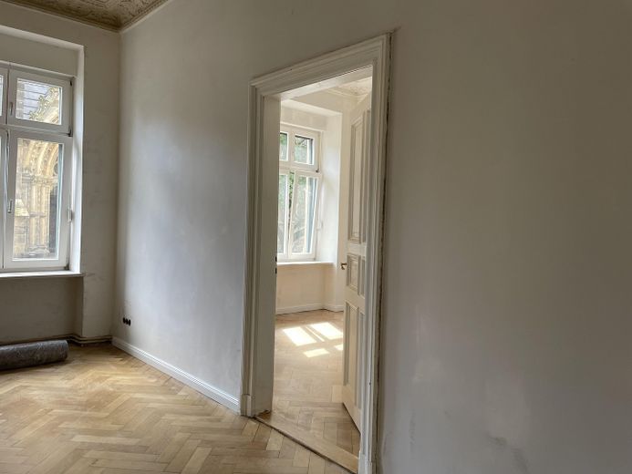 Esclusivo appartamento di 5 locali completamente ristrutturato con finiture di pregio, giardino, area barbecue e parco giochi – Foto 3