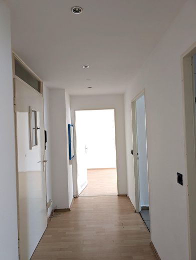 SW-Stadt semtinde keyifli daire: 2 oda, 3. kat, asansör, camlı balkon – Flur