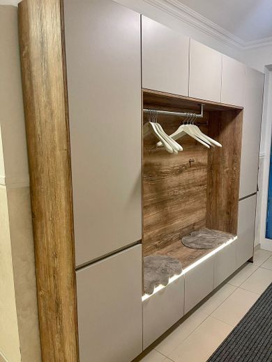 Viel Platz, wenig Energiekosten – Neuwertige Stadtvilla auf 367 qm  A+ – Garderobe EG