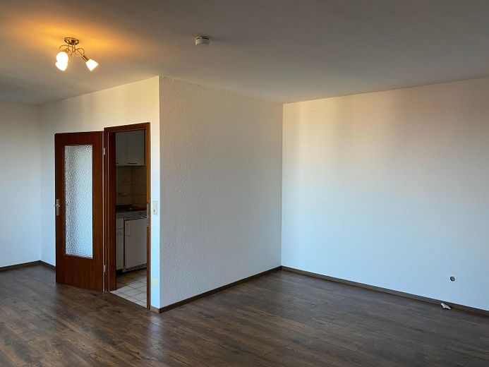 Helles 1-Zimmer-Dachgeschoss-Apartment mit großer Dachterrasse in der Nähe des UKGM – Wohnraum