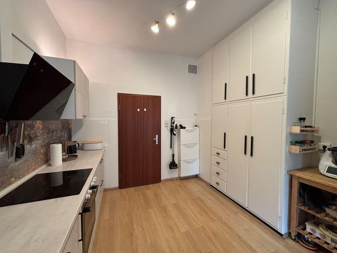 Quiet 5-room period apartment with garden in Kirchheim/Teck – Küche mit Einbauschrank