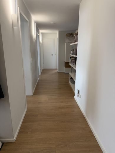 Apartamento de 3 habitaciones como nuevo (año de construcción 2021) con balcón de 15 m², aire acondicionado y plaza de garaje subterráneo – Eingangsbereich