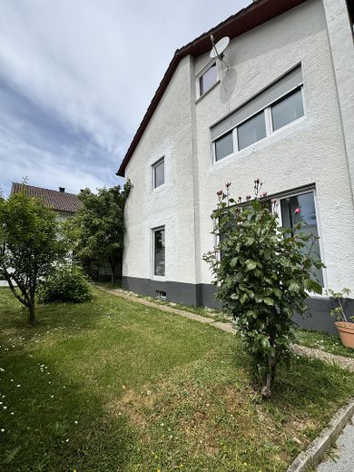 Frontansicht Haus-Vorgarten