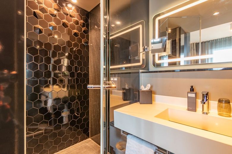 Möbliertes Studio mit Balkon: 10.OG Cloud No.7 über Milaneo – Dusche mit Rainshower