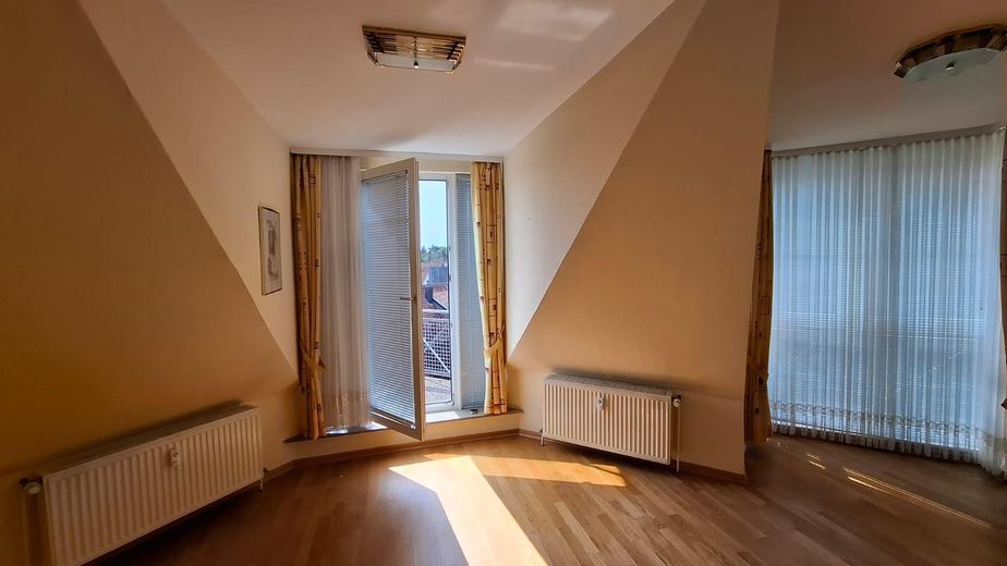 Wohnzimmer mit Balkontür