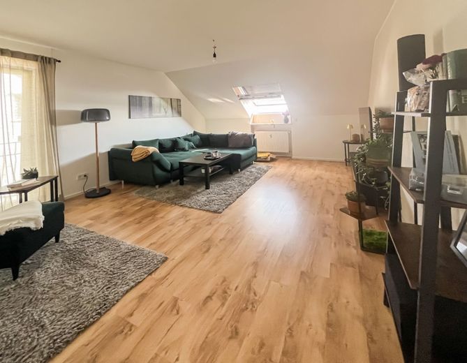 Renditestarke Kapitalanlage! MFH (4 Parteien) in Top-Zustand in Waldrandlage von Wiesbaden Naurod!!! – DG Wohnzimmer Ansicht 1