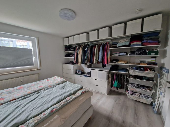2,5 Zi.-Terrassenwohnung m. Garten (incl. Küche) + feste Tiefgarage in Forchheim/Nähe Bhf. – Schlafzimmer