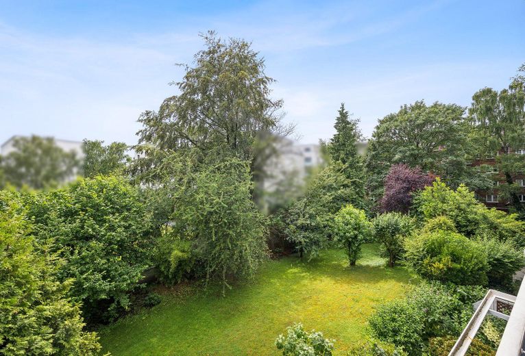 Renovierungsbedürftige 3-Zimmer-Wohnung aus Nachlass zu verkaufen – Blick vom Balkon