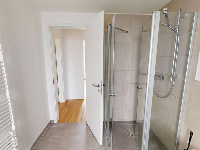 Wohntraum in Rissen: 3-Zimmer-Dachgeschosswohnung mit 2 Dachterrassen, eigenem Lift, EBK uvm. – Ansicht II: Bad I
