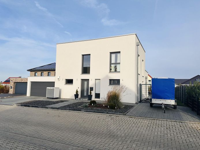 Exklusiv wohnen – moderne Stadtvilla mit Pool und Stil – Foto 20