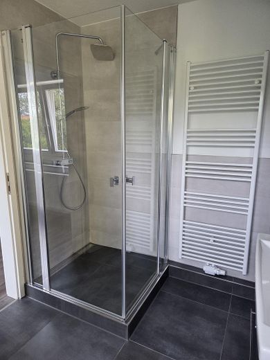 Helle 3 – Zimmer - Whg. m. EBK & TG-Stellpl.; BITTE TEXT LESEN ! – Dusche