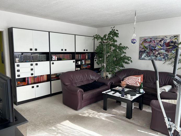Zweifamilienhaus mit Potenzial: Eine Wohnung bezugsfertig, eine Wohnung zum gestalten und mit viel Raum für eigene Ideen – Foto 10