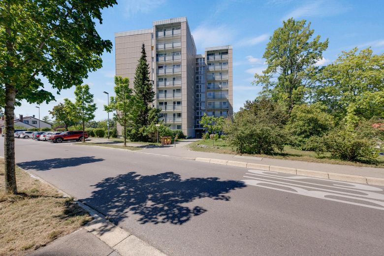 2020 Kernsanierte 4 Zimmerwohnung mit 2 Balkonen, Aufzug – Gebäude von Außen