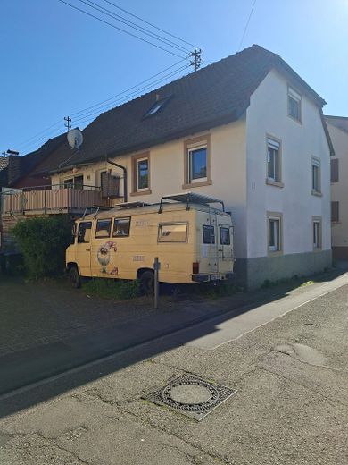 Großzügiges Einfamilienhaus in zentraler Lage in Herbolzheim – Hausansicht Hof