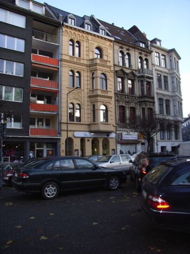 Exklusives Altbau-Luxus-Apartment mit Dachterrasse im Belgischen Viertel – Gebäudeaußenansicht